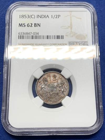 《竞宝斋》第429场 周日，周一，周二 3场连拍 （全场包邮） - NGC MS62BN 英属东印度公司1853双狮1/2P铜币，很少见的品种与面值。同年法案规定，英属印度仍由东印度公司管理，1858年转交英政府直辖。双狮面部毛发清晰可数，状态极佳。