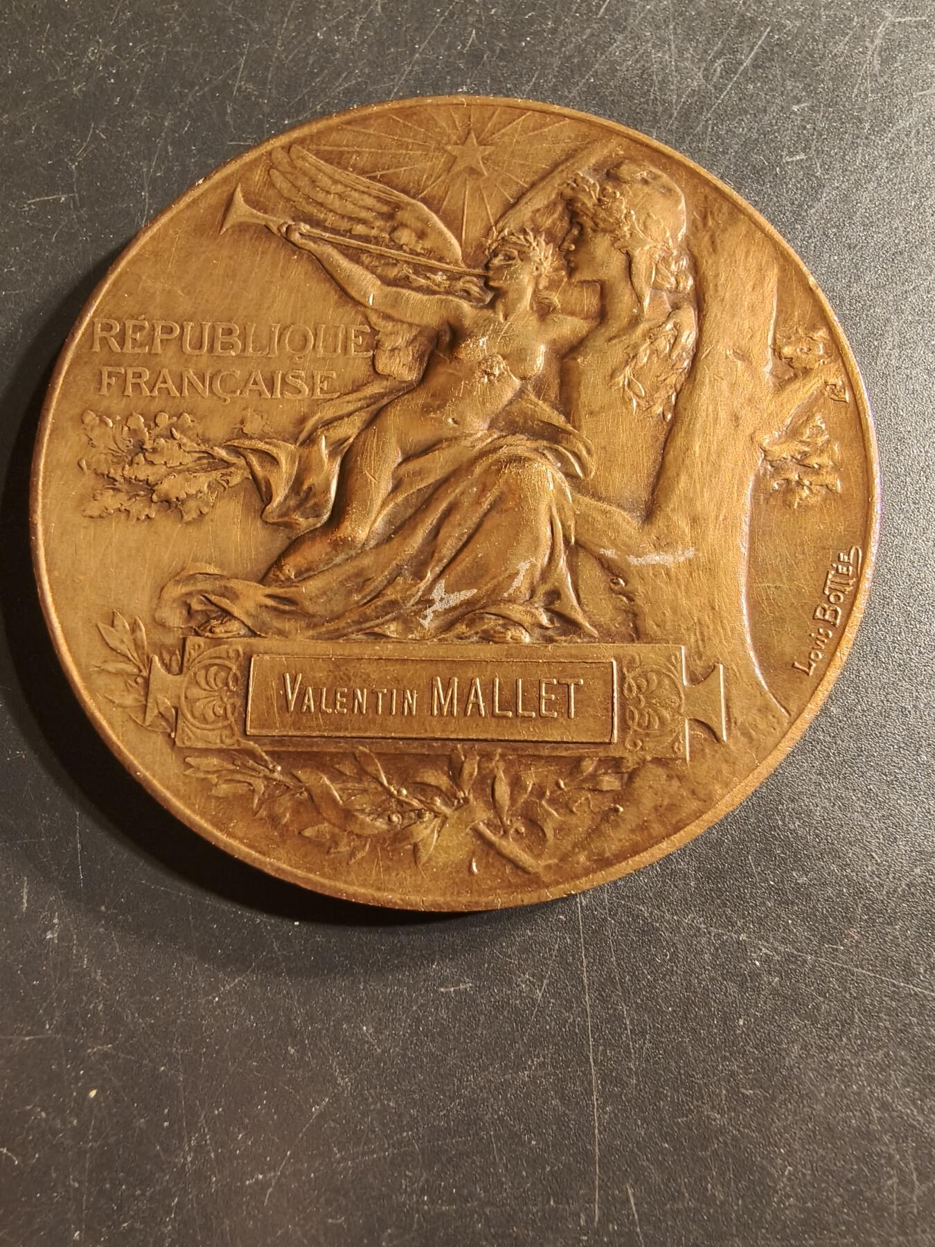 老王徽章第157期 法国巴黎1889世博会大铜章    路易博特名作     直径64mm.   重量105g