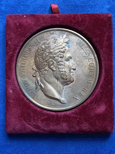 《竞宝斋》第429场 周日，周一，周二 3场连拍 （全场包邮） 路易-菲利普一世纪念拿破仑雕像重新揭幕纪念大桌牌 1968年铸 章重约206克 72.8mm 丰饶角铜标边铭