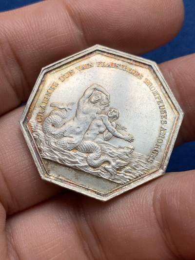 《竞宝斋》第429场 周日，周一，周二 3场连拍 （全场包邮） 法国海妖八角系列银章之二，30mm，13.85克，油灯边铭，正面为三个从水面跃出的海妖，背面为原野中奔跑的猎犬。传说海中常常能见到用歌声勾人魂魄的海妖，而海员带忠诚的狗狗上船，关键时刻会用吠叫声吓退海妖，稀少原铸