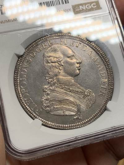 《竞宝斋》第429场 周日，周一，周二 3场连拍 （全场包邮） NGC MS61 意大利托斯卡纳大公国1789年10Pao大银币。极具潜力的品种，正面为后来当上神罗皇帝的Leopold II，身穿戎装并佩戴金羊毛骑士团徽章。背面为繁复精美的奥地利托斯卡纳混合盾徽。此时年轻的皇帝正在托斯卡纳历练。2010年一枚62分在HA拍出了2400美元落槌，算上佣金在2.1万人民币左右。当时看裸币购买，感觉有62并带PL效果。最后NGC仅给61