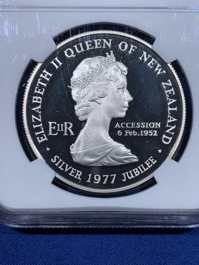 《竞宝斋》第429场 周日，周一，周二 3场连拍 （全场包邮） NGC PF66UC 新西兰1977年1元怀唐伊25周年纪念日精制银币 28.28g 925银 发行量2.7w，原拆送评，同品种同批送评太多导致压分