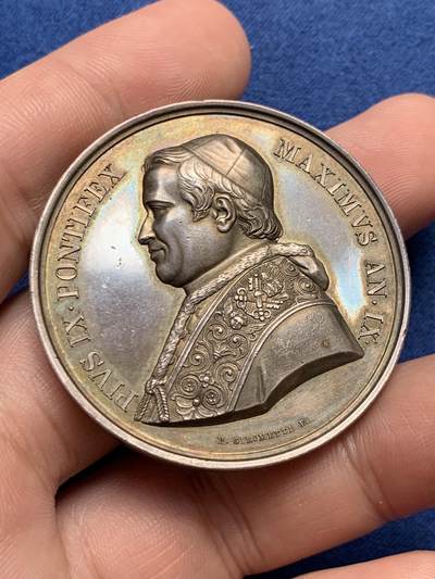 《竞宝斋》第429场 周日，周一，周二 3场连拍 （全场包邮） 19世纪梵蒂冈教皇庇护九世高浮雕纪念银章 33.5克 43.3mm 包浆漂亮 底板带光 细节见图