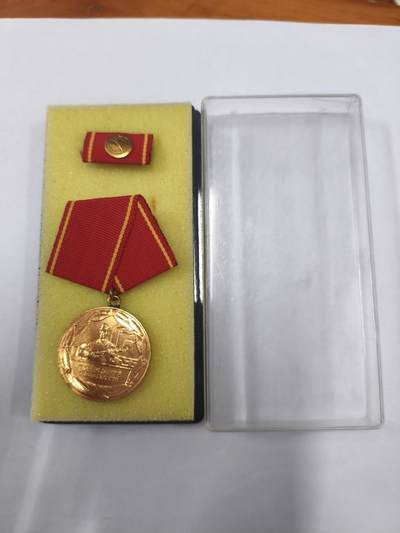 韵星假日拍卖第二十八期 -- Rimey Holidays Auction 28 - 民主德国金级工人阶级战斗队忠诚服役奖章 带原盒略