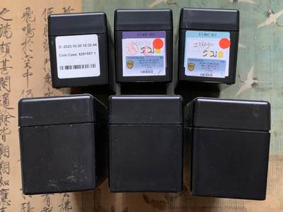 《竞宝斋》第429场 周日，周一，周二 3场连拍 （全场包邮） 六个一组 PCGS评级币正版黑色收纳盒 大号（每个可装20枚PCGS评级币）3个+ 小号（每个可装10枚PCGS评级币）3个，有使用痕迹，细节见图。