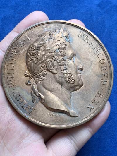 《竞宝斋》第429场 周日，周一，周二 3场连拍 （全场包邮） 路易-菲利普一世纪念拿破仑雕像重新揭幕纪念大桌牌 1968年铸 章重约206克 72.8mm 丰饶角铜标边铭