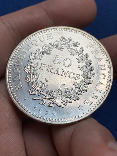 《竞宝斋》第429场 周日，周一，周二 3场连拍 （全场包邮） 法国1979年大力神50法郎银币 30g 900银 未流通品带光