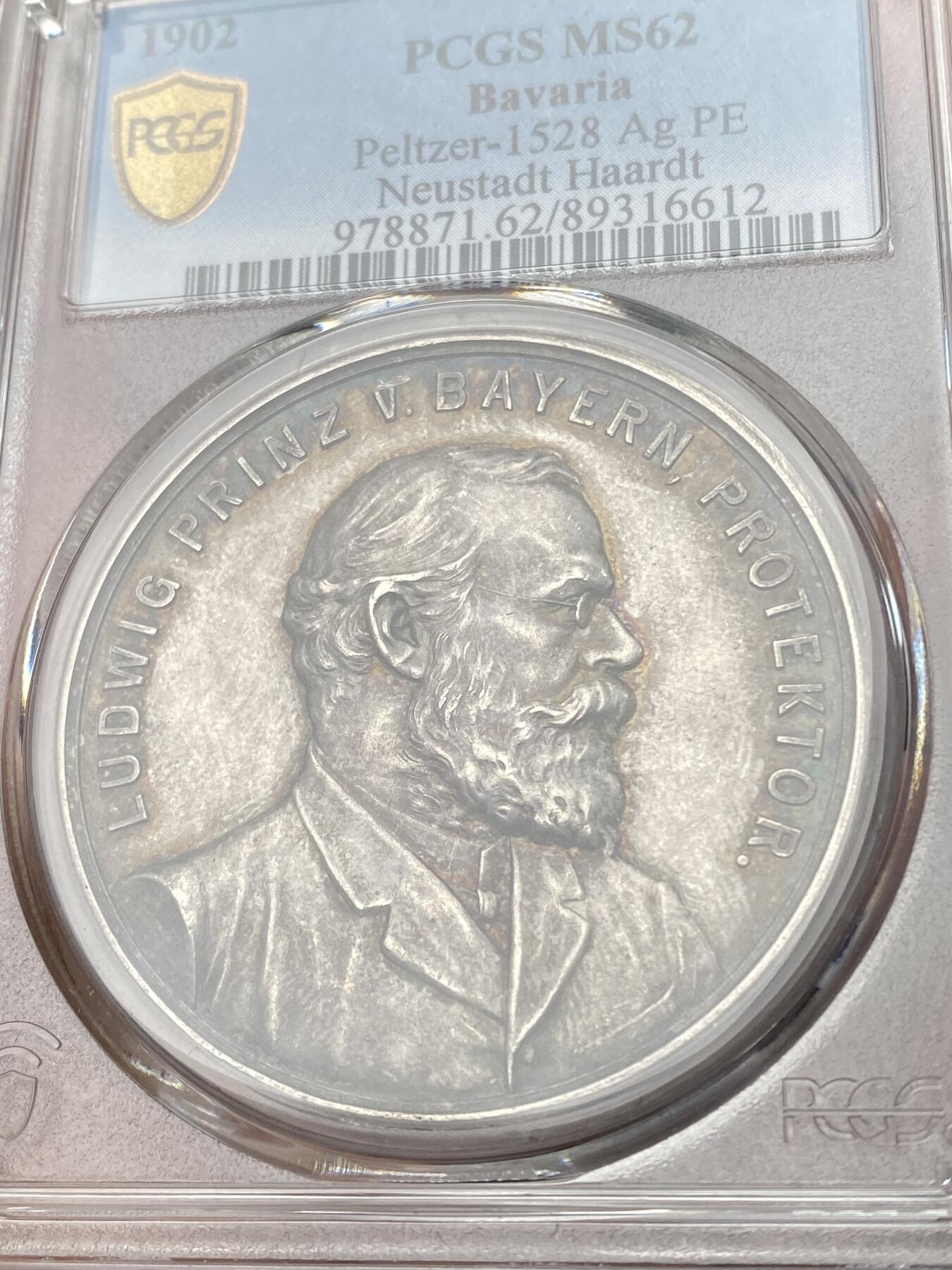 万国钱币拍卖第053期【万国秋季大拍下●周五周六两场连拍】 PCGS MS62 1902年德国巴伐利亚利奥波德摄政王皇太子日后的路德维希三世作为巴伐利亚的守护者纪念诺伊施塔特和哈尔德射击节城市景观大银章 罕见光边版 43MM 32G 少见南德厚重射击节系列 醇厚天鹅绒五彩包浆 PCGS唯一冠军分