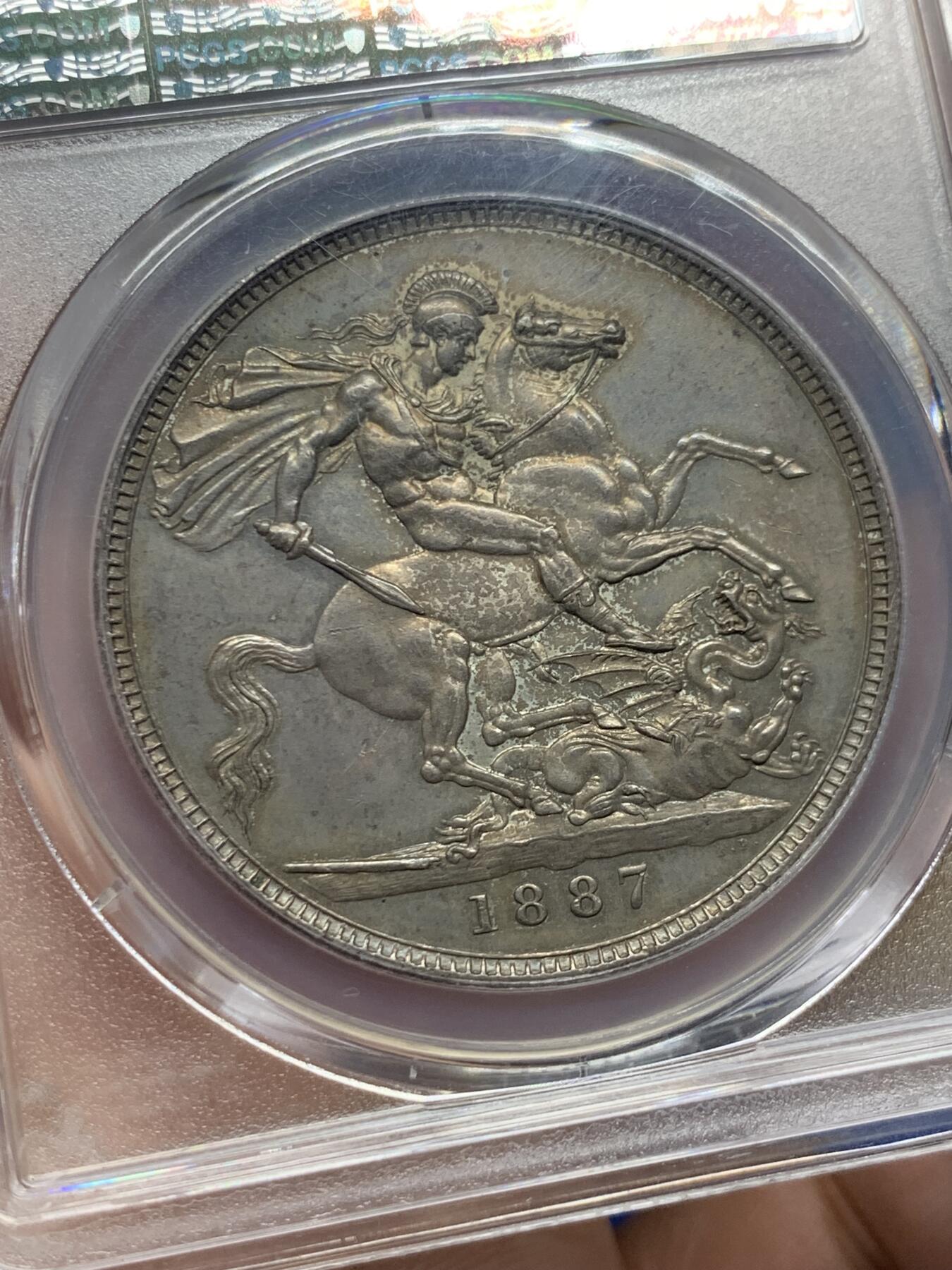 《竞宝斋》第429场 周日，周一，周二 3场连拍 （全场包邮） PCGS MS62 英国1887年维多利亚高冠马剑克朗银币，正反深灰色自然包浆，人物细节清晰，背面马剑骑士肌肉极美展现，底光均匀，同分顶级状态，不可多得的藏品
