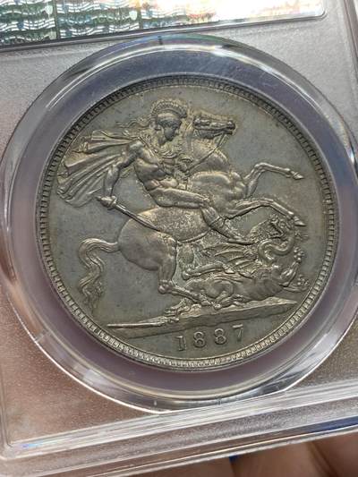 《竞宝斋》第429场 周日，周一，周二 3场连拍 （全场包邮） PCGS MS62 英国1887年维多利亚高冠马剑克朗银币，正反深灰色自然包浆，人物细节清晰，背面马剑骑士肌肉极美展现，底光均匀，同分顶级状态，不可多得的藏品