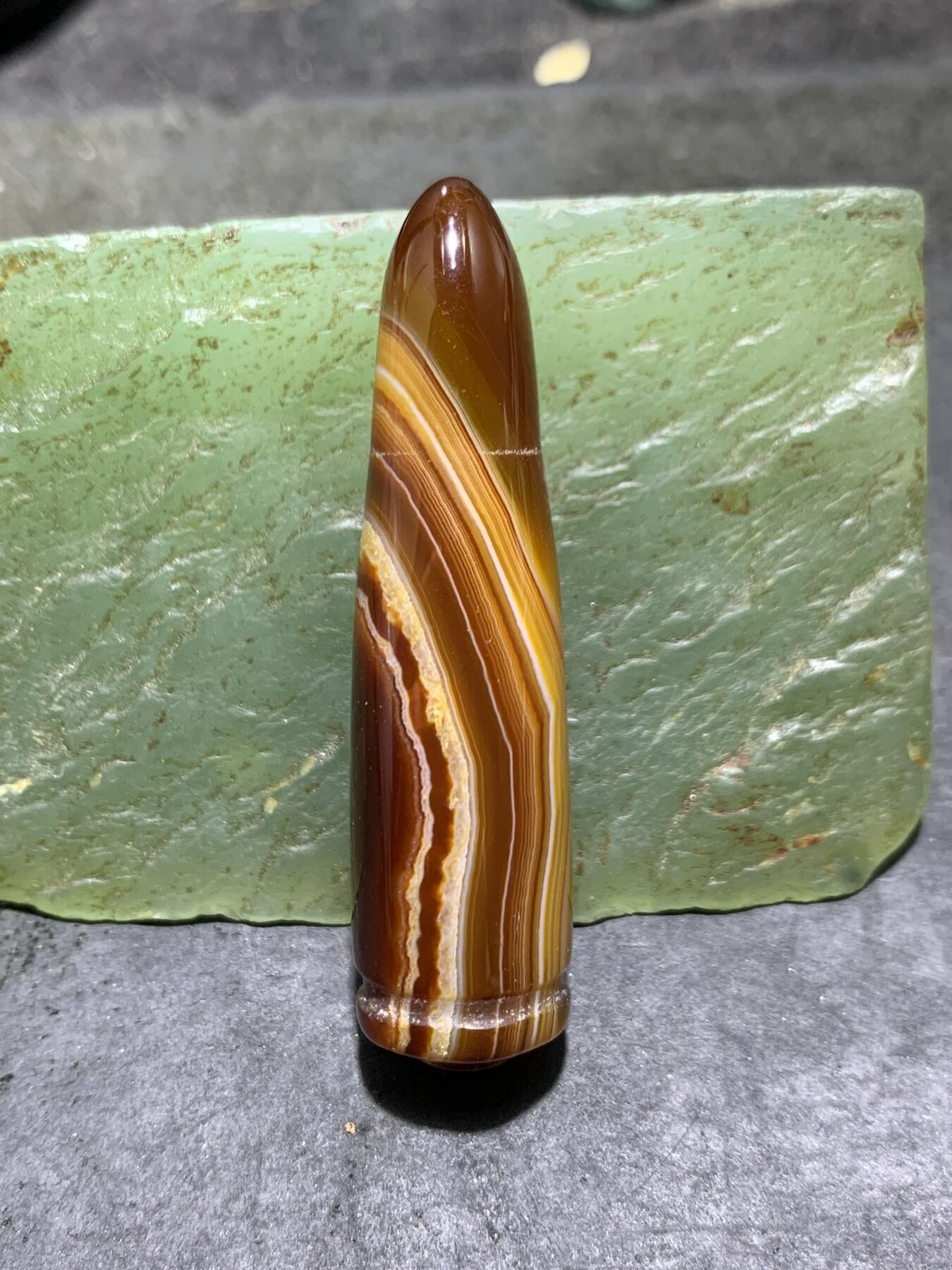 缠丝玛瑙雕刻通货子 弹头吊坠一个，