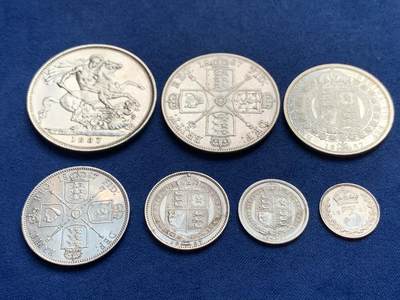 《竞宝斋》第429场 周日，周一，周二 3场连拍 （全场包邮） 七枚一组 英国1887年 维多利亚高冠银币 含马剑1克朗，双福，半克朗，福林，先令，6便士，3便士各一枚，细节不错，详见图片。