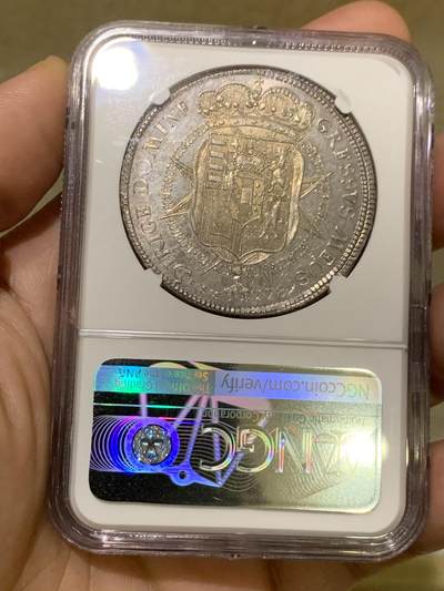 《竞宝斋》第429场 周日，周一，周二 3场连拍 （全场包邮） NGC MS61 意大利托斯卡纳大公国1789年10Pao大银币。极具潜力的品种，正面为后来当上神罗皇帝的Leopold II，身穿戎装并佩戴金羊毛骑士团徽章。背面为繁复精美的奥地利托斯卡纳混合盾徽。此时年轻的皇帝正在托斯卡纳历练。2010年一枚62分在HA拍出了2400美元落槌，算上佣金在2.1万人民币左右。当时看裸币购买，感觉有62并带PL效果。最后NGC仅给61