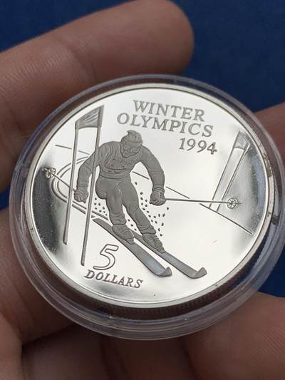 《竞宝斋》第429场 周日，周一，周二 3场连拍 （全场包邮） 新西兰 1994年 冬奥会滑雪 5元 精制银币