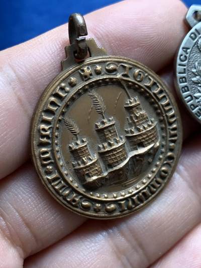 《竞宝斋》第429场 周日，周一，周二 3场连拍 （全场包邮） 两枚一组 圣马力诺高浮雕纪念章 直径分别为25mm，32mm；总重约20.15克，少见品种