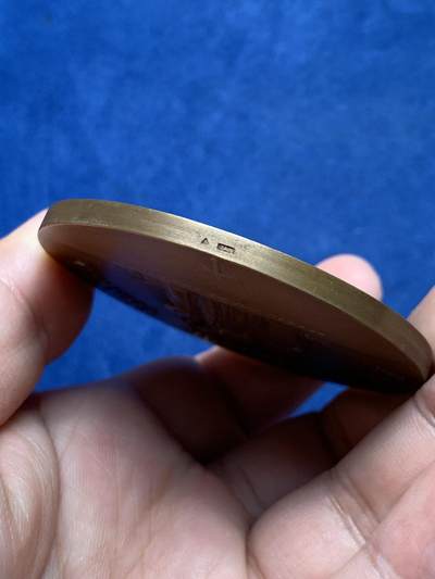 《竞宝斋》第429场 周日，周一，周二 3场连拍 （全场包邮） 1940年贝当元帅铜章 此章专赠维希政府高级行政官员（尤其是大区总督层级），1944年解放后，此类章多被持有人销毁，存世品相非常好，罕见。62.7mm，114.5克，外盒有裂，细节见图。