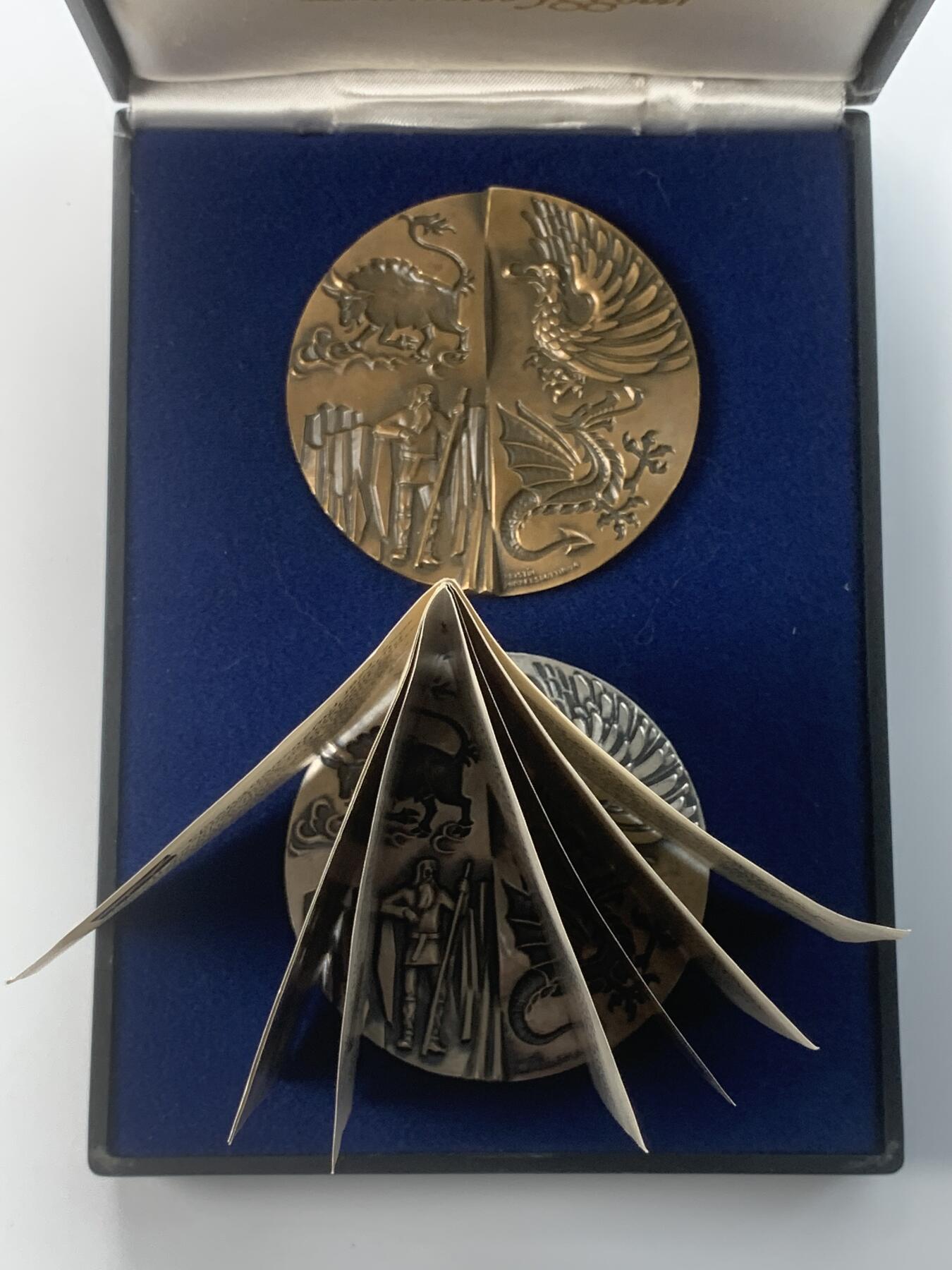 掌中浮雕-藏着的欧洲第038场 1974年冰岛建城1100年纪念，原盒，银章限量发行2000枚，银章（925）70mm/300g，铜章，70mm/310g