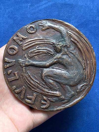 《竞宝斋》第429场 周日，周一，周二 3场连拍 （全场包邮） 超现实主义大型纪念章 背面包含日月地球 线条粗狂  超大规格 103mm 186克 不错的藏品