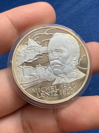 《竞宝斋》第429场 周日，周一，周二 3场连拍 （全场包邮） 卢森堡 1997年 本土诗人兰兹 20欧元精制银币  背面盾徽大马剑，有氧化，重量23克。