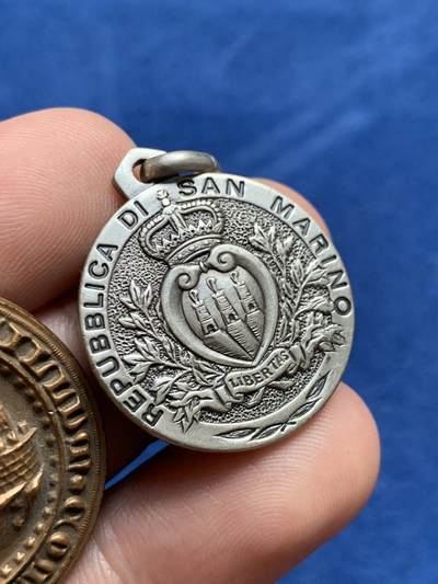 《竞宝斋》第429场 周日，周一，周二 3场连拍 （全场包邮） 两枚一组 圣马力诺高浮雕纪念章 直径分别为25mm，32mm；总重约20.15克，少见品种