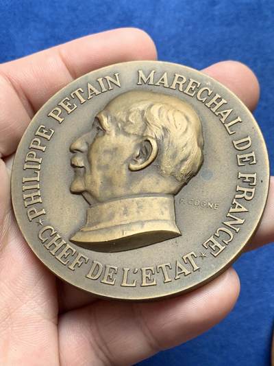 《竞宝斋》第429场 周日，周一，周二 3场连拍 （全场包邮） 1940年贝当元帅铜章 此章专赠维希政府高级行政官员（尤其是大区总督层级），1944年解放后，此类章多被持有人销毁，存世品相非常好，罕见。62.7mm，114.5克，外盒有裂，细节见图。