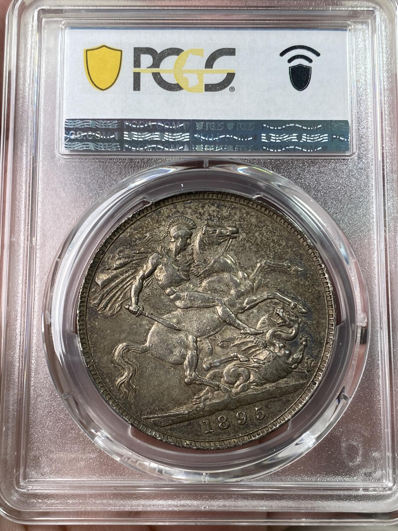 万国钱币拍卖第053期【万国秋季大拍上●周五周六两场连拍】 PCGS AU58 1895年LX英国维多利亚女皇披纱马剑克朗 少见年份迷人的烟熏和赤褐色色调包浆