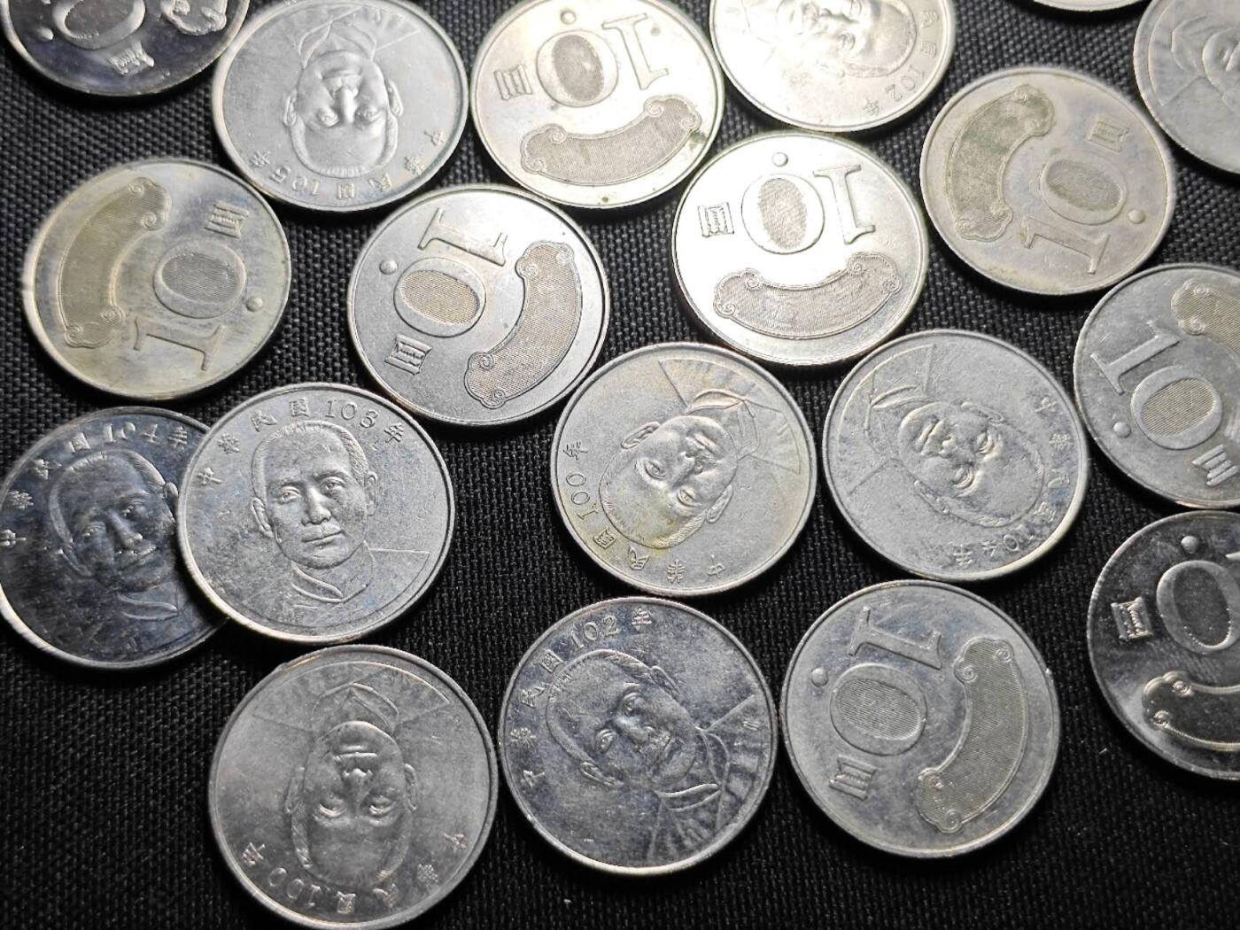 KK钱币收藏小铺  （套币 批量/好品散币 银币）专场  2月预留时间 周末发货  中国台湾省10元一组36枚