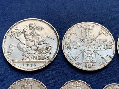《竞宝斋》第429场 周日，周一，周二 3场连拍 （全场包邮） 七枚一组 英国1887年 维多利亚高冠银币 含马剑1克朗，双福，半克朗，福林，先令，6便士，3便士各一枚，细节不错，详见图片。