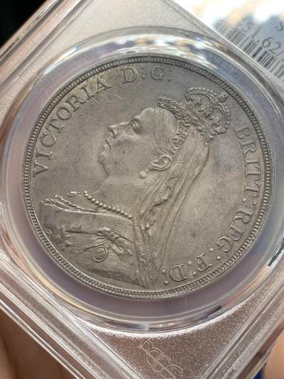 《竞宝斋》第429场 周日，周一，周二 3场连拍 （全场包邮） PCGS MS62 英国1887年维多利亚高冠马剑克朗银币，正反深灰色自然包浆，人物细节清晰，背面马剑骑士肌肉极美展现，底光均匀，同分顶级状态，不可多得的藏品