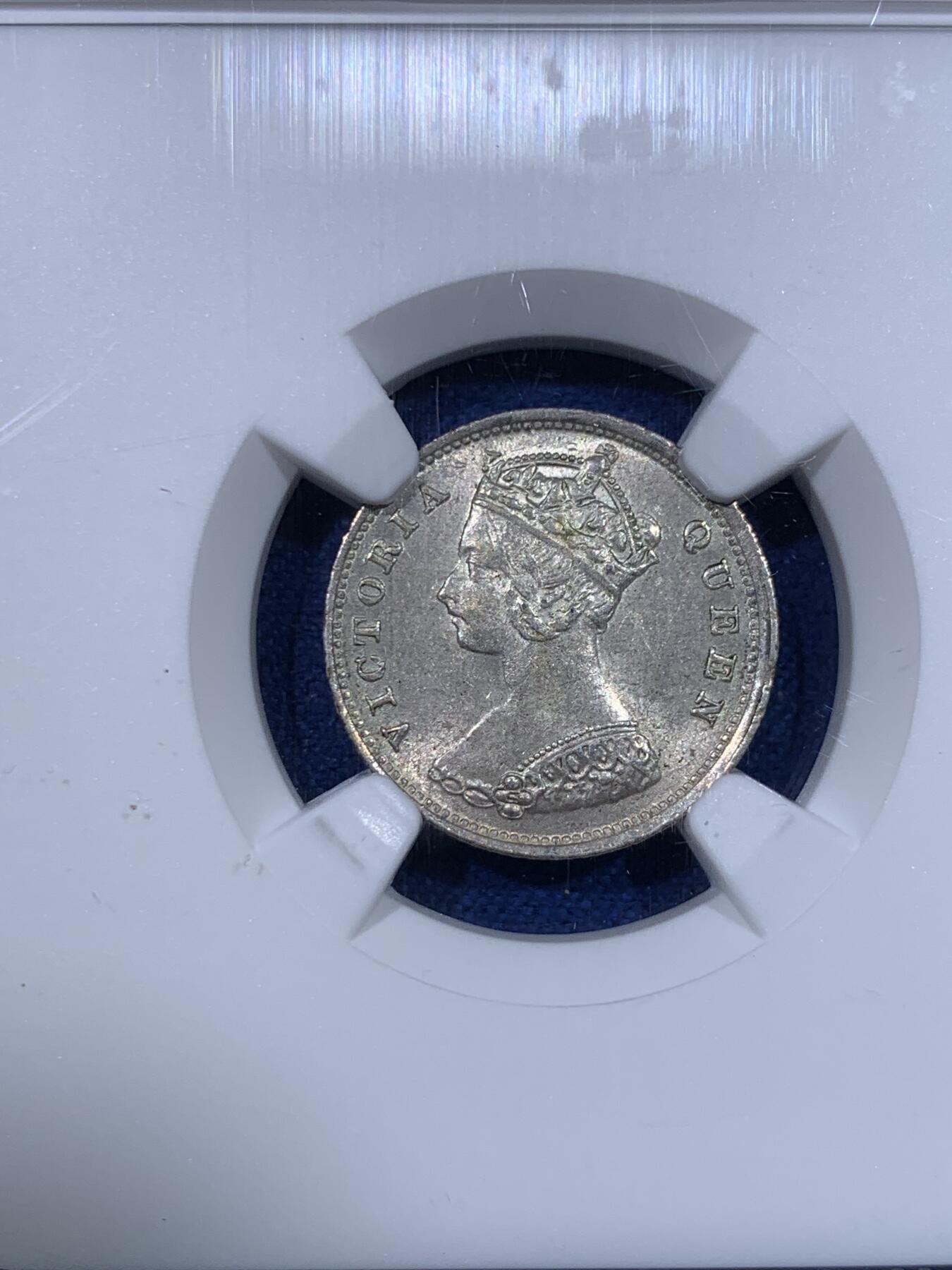 《竞宝斋》第429场 周日，周一，周二 3场连拍 （全场包邮） NGC MS62 香港1901小维一毫银币，原色银光，干净清爽。一毫的MS品比五仙少见太多，62分已很少能遇到了。女王发丝头冠细节清楚，状态尚佳。