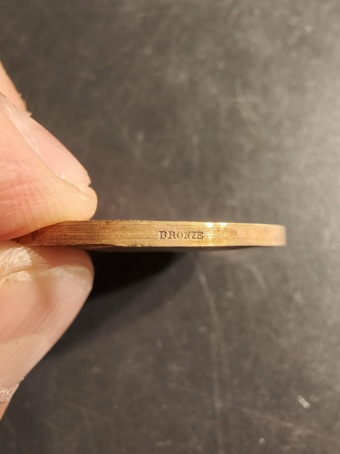 老王徽章第157期 法国中央家禽协会镀金大铜章    直径36mm.   重量23.3g