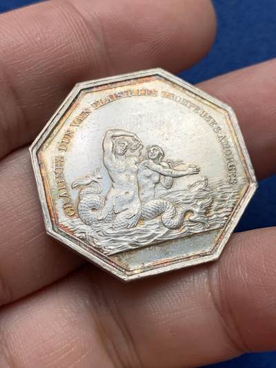 《竞宝斋》第429场 周日，周一，周二 3场连拍 （全场包邮） 法国海妖八角系列银章之二，30mm，13.85克，油灯边铭，正面为三个从水面跃出的海妖，背面为原野中奔跑的猎犬。传说海中常常能见到用歌声勾人魂魄的海妖，而海员带忠诚的狗狗上船，关键时刻会用吠叫声吓退海妖，稀少原铸
