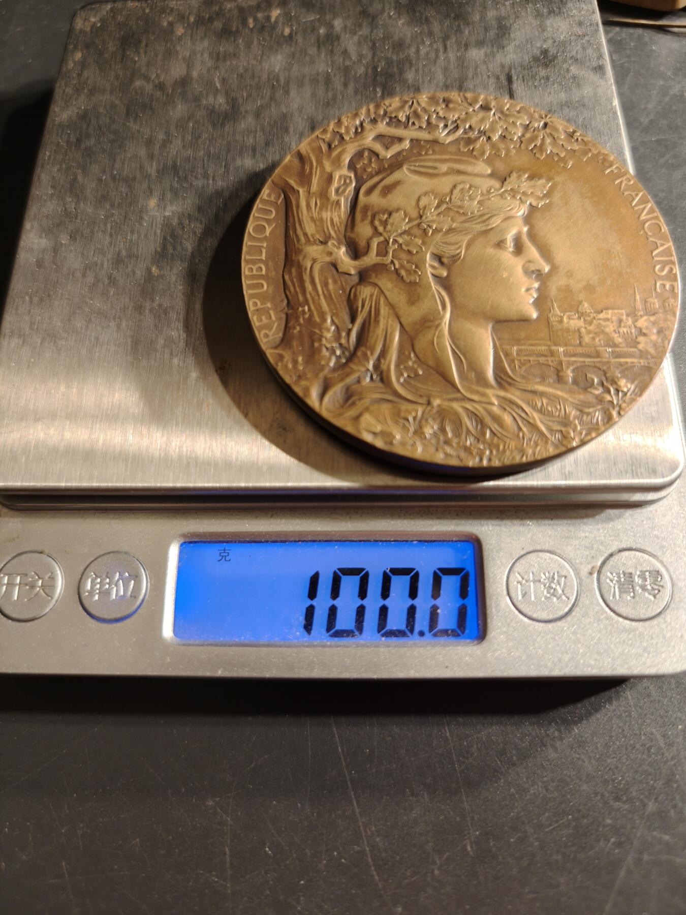 老王徽章第157期 法国巴黎1900世博会大铜章    大师夏普兰名作    直径64mm.   重量100g