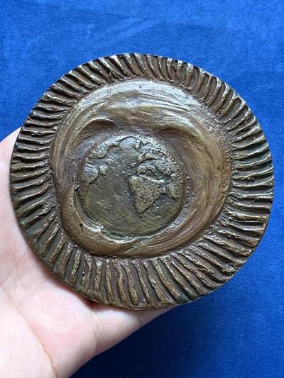 《竞宝斋》第429场 周日，周一，周二 3场连拍 （全场包邮） 超现实主义大型纪念章 背面包含日月地球 线条粗狂  超大规格 103mm 186克 不错的藏品