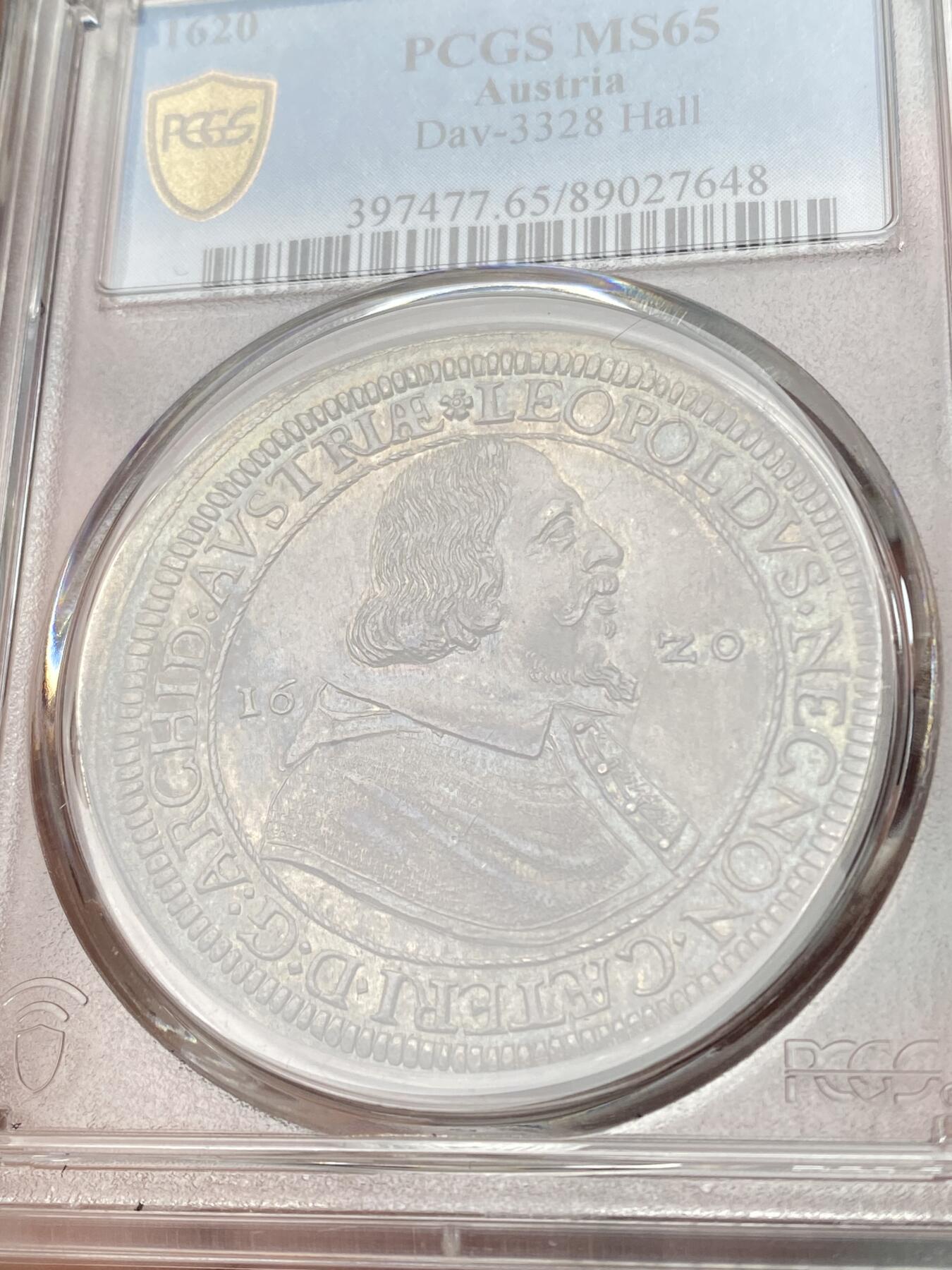 万国钱币拍卖第053期【万国秋季大拍下●周五周六两场连拍】 PCGS MS65 1620年神圣罗马帝国利奥波德五世纹章大泰勒 哈尔厂铸造 可遇不可求的BU级别神罗泰勒 均匀一色的纸袋包浆上些许蓝绿色调点缀 经过四百余年的时光洗礼依旧保持如此顶级的品相 无疑每一任藏家都对其爱护有加 PC唯一冠军分