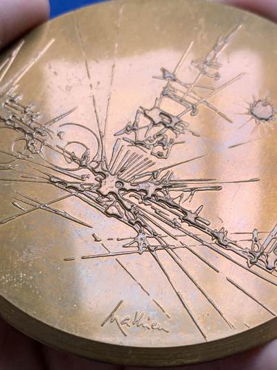 《竞宝斋》第429场 周日，周一，周二 3场连拍 （全场包邮） 抽象派画风纪念章 255.6克 83.5mm 丰饶角铜标