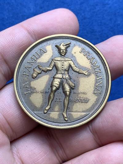 《竞宝斋》第429场 周日，周一，周二 3场连拍 （全场包邮） 小丑形象 纪念藏 背面刻有与家人共度40年字样 非常少见 23.8克 38.8mm 细节见图