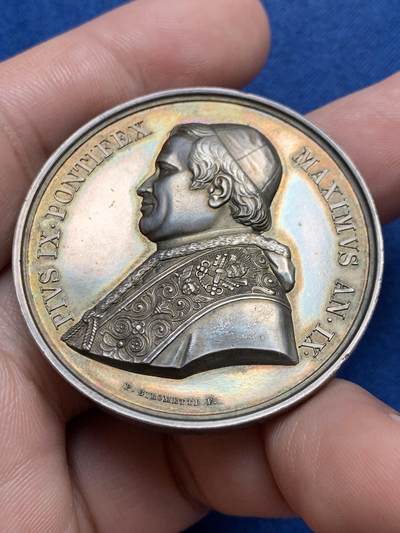 《竞宝斋》第429场 周日，周一，周二 3场连拍 （全场包邮） 19世纪梵蒂冈教皇庇护九世高浮雕纪念银章 33.5克 43.3mm 包浆漂亮 底板带光 细节见图