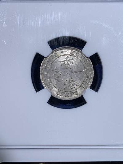 《竞宝斋》第429场 周日，周一，周二 3场连拍 （全场包邮） NGC MS62 香港1901小维一毫银币，原色银光，干净清爽。一毫的MS品比五仙少见太多，62分已很少能遇到了。女王发丝头冠细节清楚，状态尚佳。