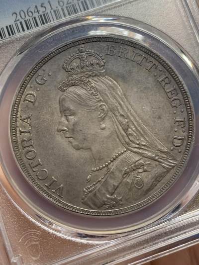 《竞宝斋》第429场 周日，周一，周二 3场连拍 （全场包邮） PCGS MS62 英国1887年维多利亚高冠马剑克朗银币，正反深灰色自然包浆，人物细节清晰，背面马剑骑士肌肉极美展现，底光均匀，同分顶级状态，不可多得的藏品