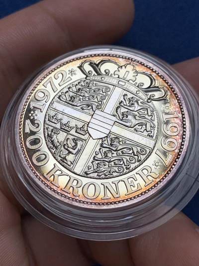 《竞宝斋》第429场 周日，周一，周二 3场连拍 （全场包邮） 丹麦1997年发行玛格丽特二世25年银婚200克朗银币 1oz 999银 38MM开面，银币边缘淡环彩，带证书。