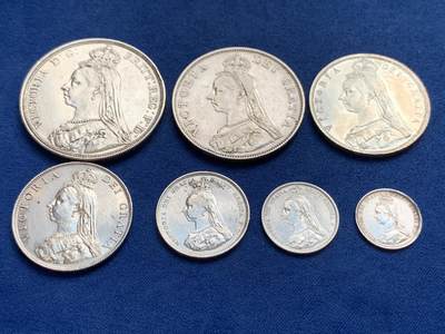 《竞宝斋》第429场 周日，周一，周二 3场连拍 （全场包邮） 七枚一组 英国1887年 维多利亚高冠银币 含马剑1克朗，双福，半克朗，福林，先令，6便士，3便士各一枚，细节不错，详见图片。