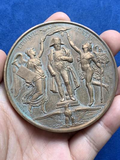 《竞宝斋》第429场 周日，周一，周二 3场连拍 （全场包邮） 路易-菲利普一世纪念拿破仑雕像重新揭幕纪念大桌牌 1968年铸 章重约206克 72.8mm 丰饶角铜标边铭