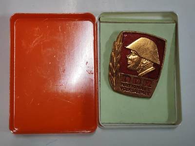 韵星假日拍卖第二十八期 -- Rimey Holidays Auction 28 - 民主德国人民军NVA优秀士兵证章 带原盒