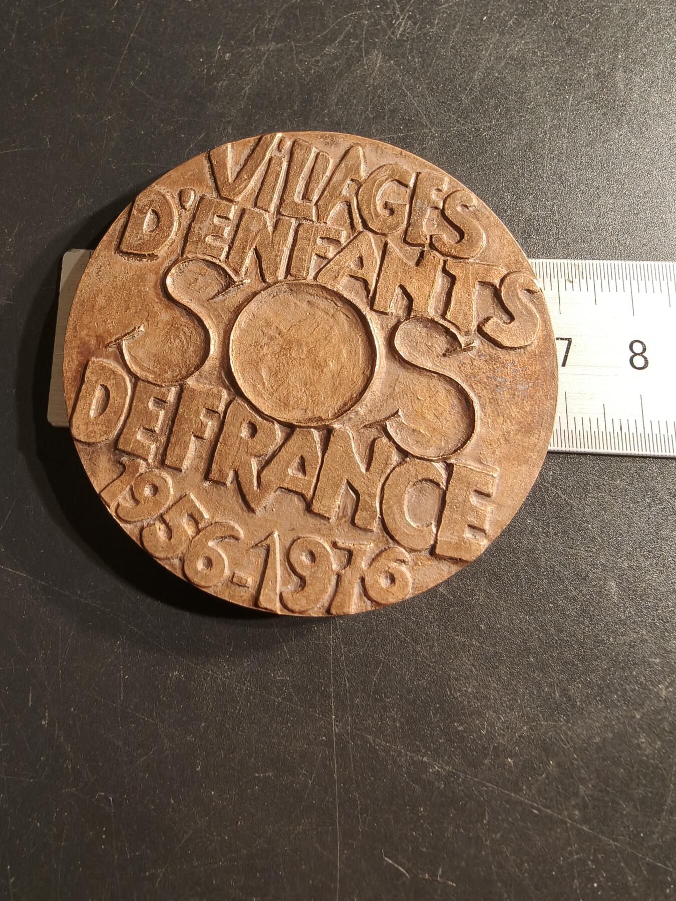 老王徽章第157期 法国SOS儿童村成立20周年大铜章     直径68mm.   重量176.3g