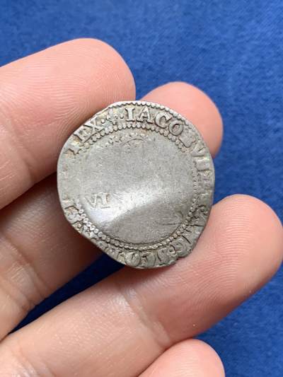 《竞宝斋》第429场 周日，周一，周二 3场连拍 （全场包邮） 英格兰1604年詹姆斯一世6便士银币，早期打制币，年份和部分铭文清晰可见。币有变形，细节见图。