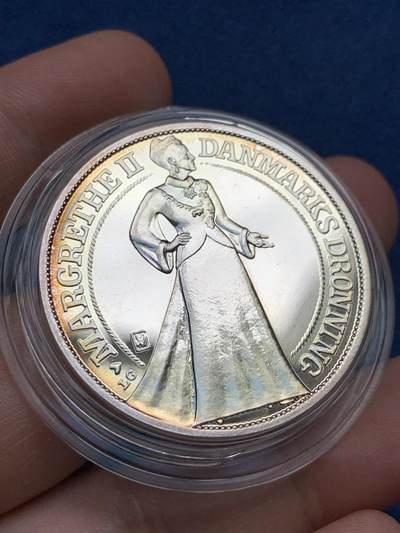 《竞宝斋》第429场 周日，周一，周二 3场连拍 （全场包邮） 丹麦1997年发行玛格丽特二世25年银婚200克朗银币 1oz 999银 38MM开面，银币边缘淡环彩，带证书。