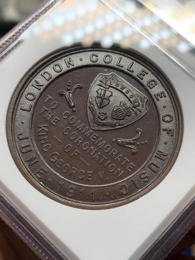 《竞宝斋》第429场 周日，周一，周二 3场连拍 （全场包邮） NGC MS66 英国1911年乔治五世加冕铜章，顶级品相，表面状态如瓷器一般。加厚盒