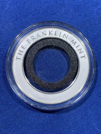 《竞宝斋》第429场 周日，周一，周二 3场连拍 （全场包邮） 富兰克林金币收纳盒 古董盒子，几十年前的产物，内含一枚银圈，重22.5克