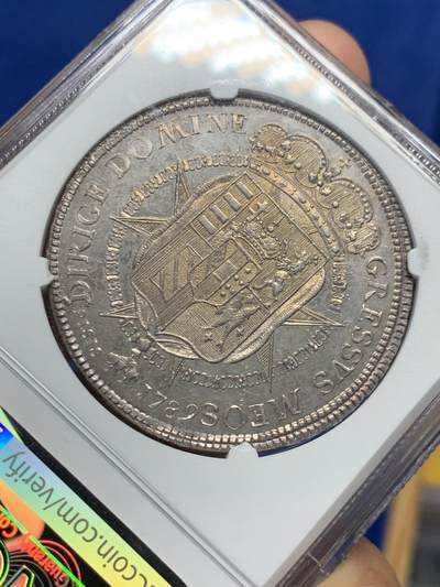 《竞宝斋》第429场 周日，周一，周二 3场连拍 （全场包邮） NGC MS61 意大利托斯卡纳大公国1789年10Pao大银币。极具潜力的品种，正面为后来当上神罗皇帝的Leopold II，身穿戎装并佩戴金羊毛骑士团徽章。背面为繁复精美的奥地利托斯卡纳混合盾徽。此时年轻的皇帝正在托斯卡纳历练。2010年一枚62分在HA拍出了2400美元落槌，算上佣金在2.1万人民币左右。当时看裸币购买，感觉有62并带PL效果。最后NGC仅给61